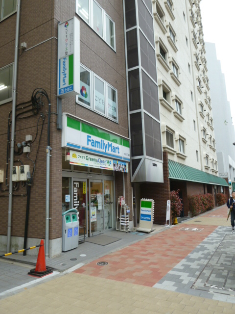 コンビニ　ファミリーマート（コンビニ）まで400m