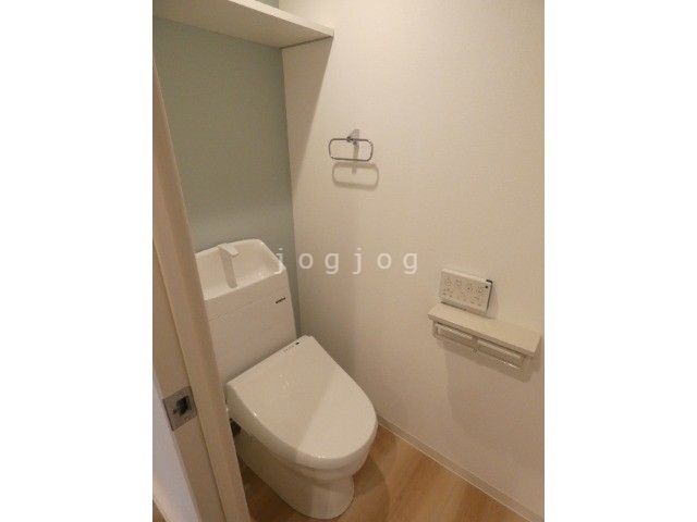 トイレ　嬉しい温水洗浄便座付きのトイレです。