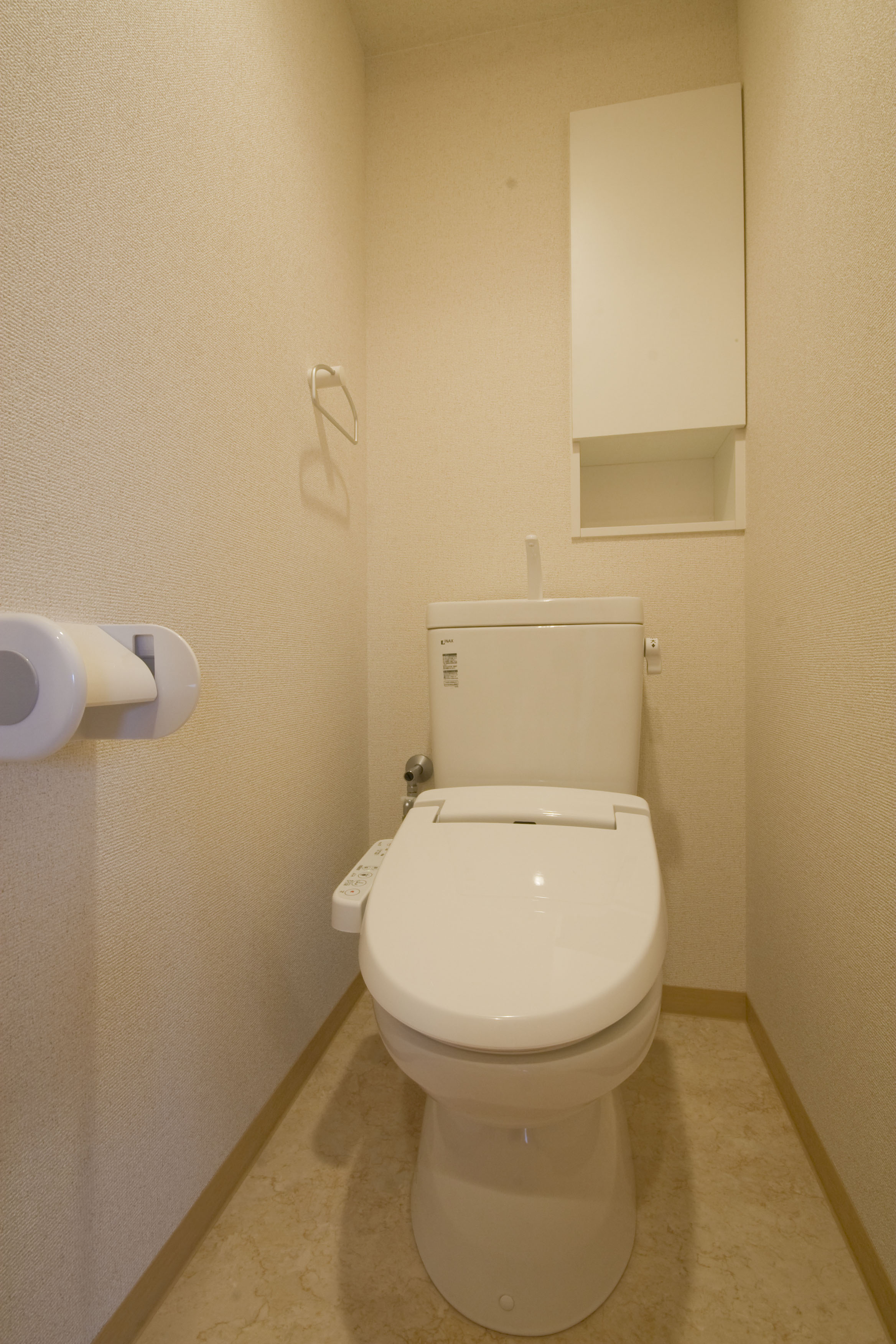 トイレ　シャワートイレ　収納棚付き