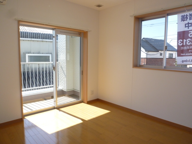 居室・リビング　横の窓はありません