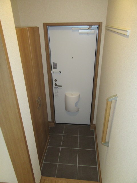 玄関　102号室の写真を掲載しております。
