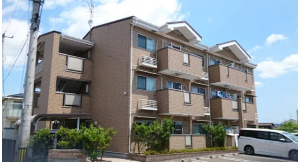 建物外観　南向き３階建てマンション