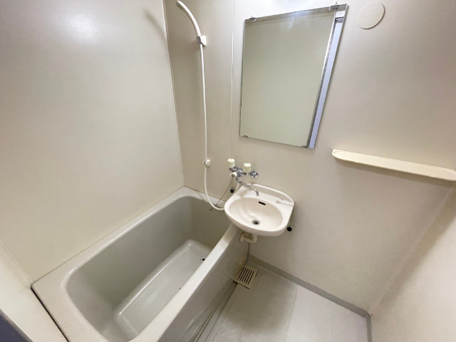 バス・シャワールーム　鏡付きで便利ですね
