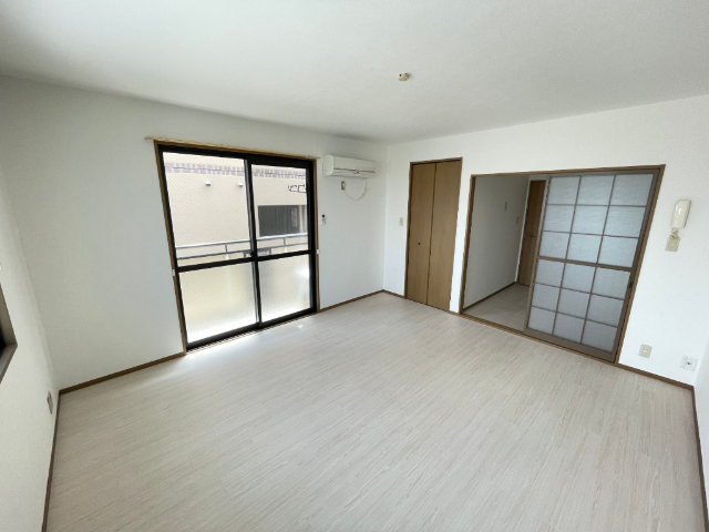 居室・リビング　９帖の洋室です