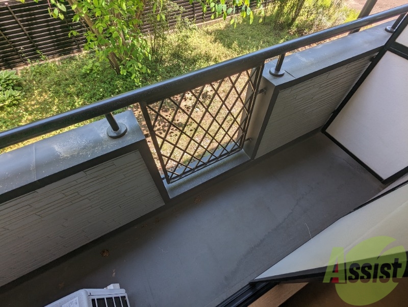 バルコニー　バルコニーは広さがあり、洗濯物も干しやすい。