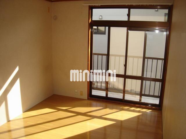 居室・リビング　大きな窓から光がいっぱい。