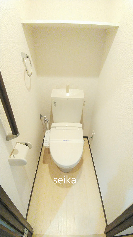 トイレ　バストイレ別。温水洗浄便座付き