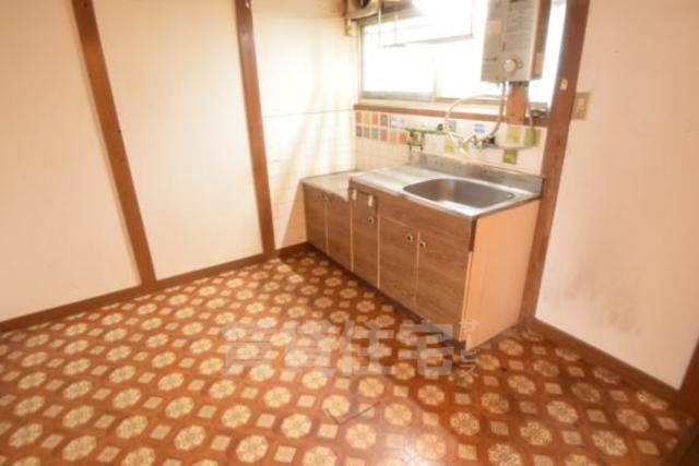 阪急京都線 茨木市駅 徒歩5分 2階建 築47年の居間写真