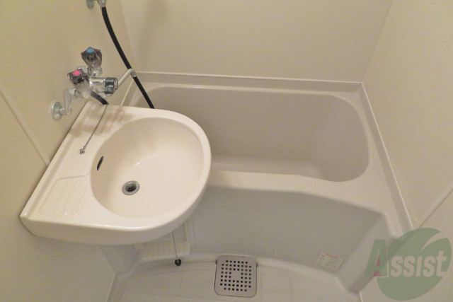 バス・シャワールーム　広いバスタブで足を伸ばしてゆっくり休めますね。