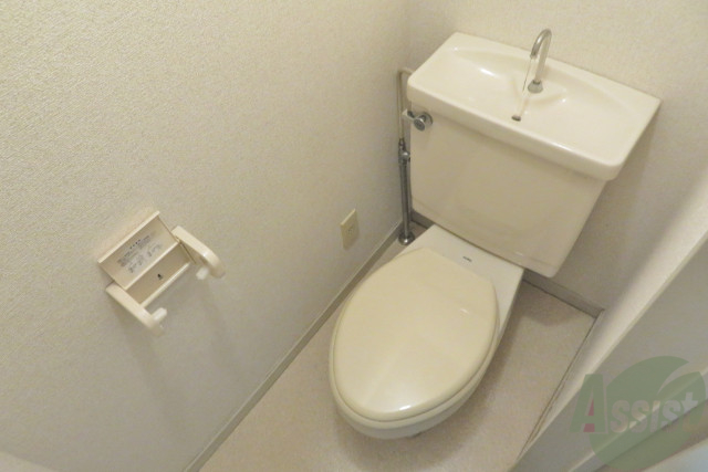 トイレ　内装が白一色で清潔感のあるトイレですね。