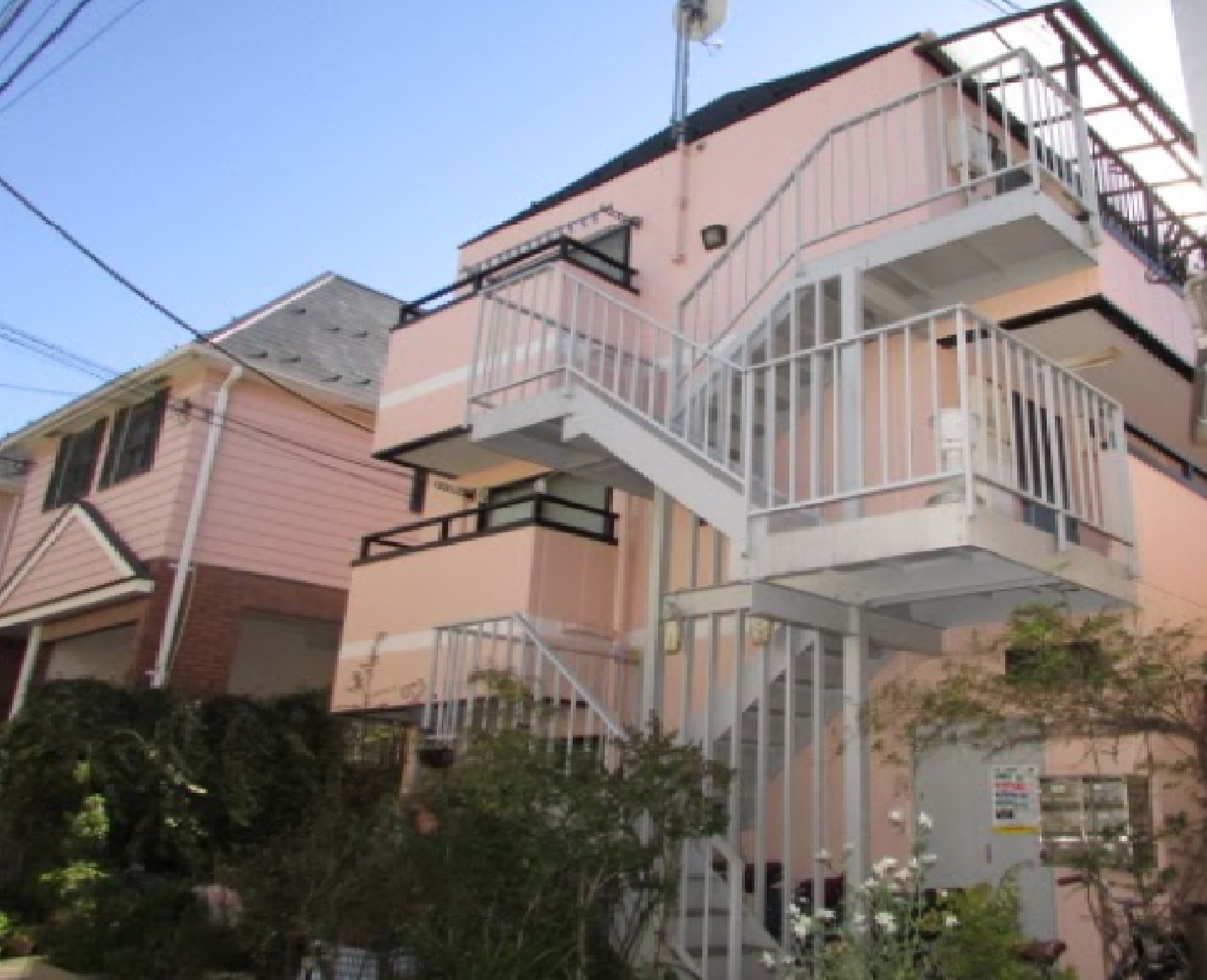 建物外観　３階建