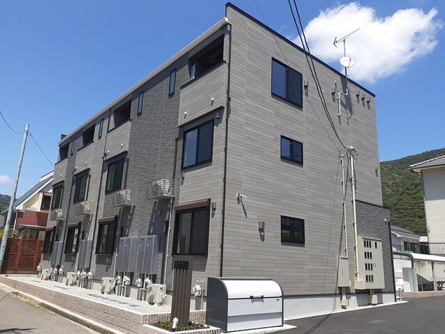 呉市広町田のアパートの建物外観