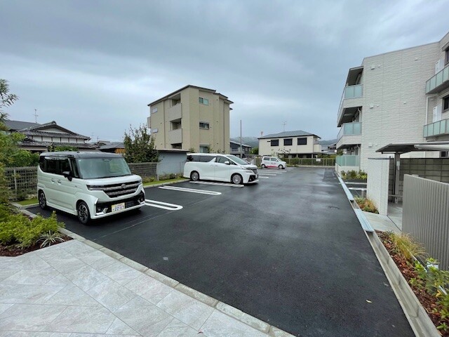 【箕面市小野原西のマンションの駐車場】