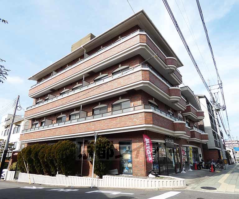 京都市伏見区桃山水野左近東町のマンションの建物外観