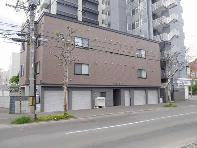 札幌市東区北八条東のアパートの建物外観