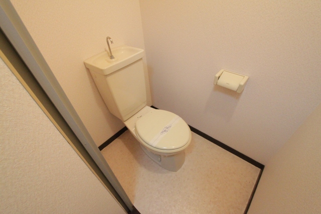 地下鉄空港線 姪浜駅 徒歩9分 3階建 築37年のトイレ写真