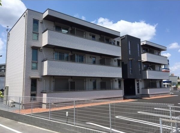 建物外観　3階建てのオートロック付き物件！