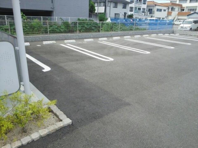 【松山市山越のマンションの駐車場】