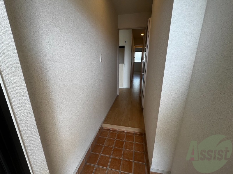玄関　玄関からの様子です。すぐ部屋が見えないのは安心ですね。