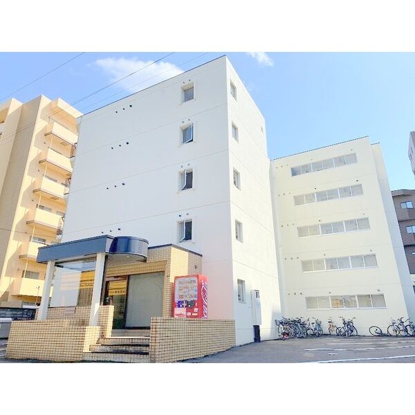 札幌市中央区南十五条西のマンションの建物外観