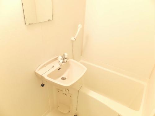 バス・シャワールーム　清潔感のある白を基調とした浴室です。