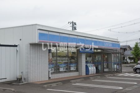 【柏崎市北園町のアパートのコンビニ】