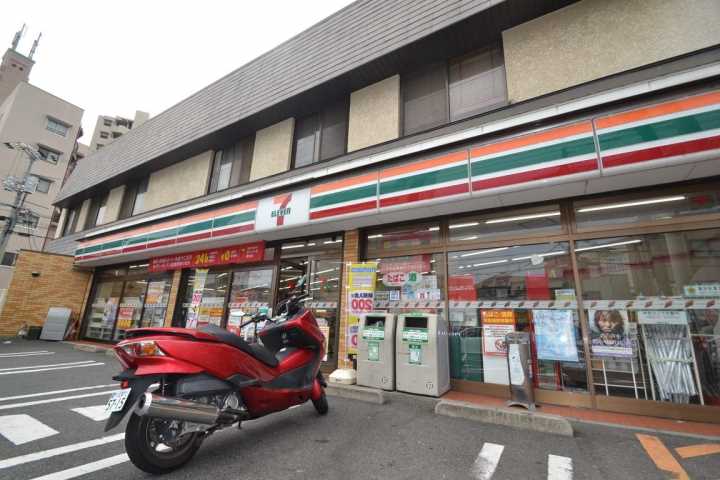 コンビニ　セブンイレブン（コンビニ）まで307m