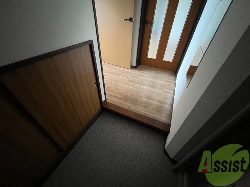 玄関　玄関はこちら広いので靴の脱ぎ履きもしやすそうですね。