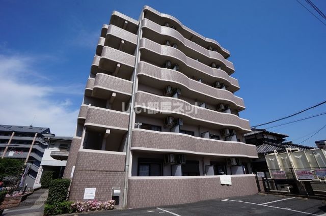 【北九州市八幡西区三ケ森のマンションの建物外観】