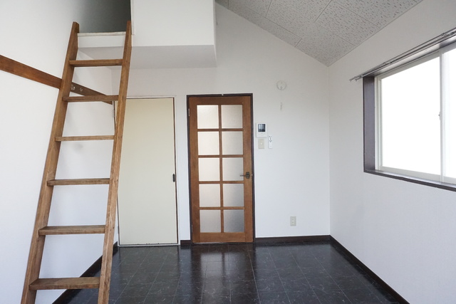 居室・リビング　★２面採光のロフト付き洋室６帖★