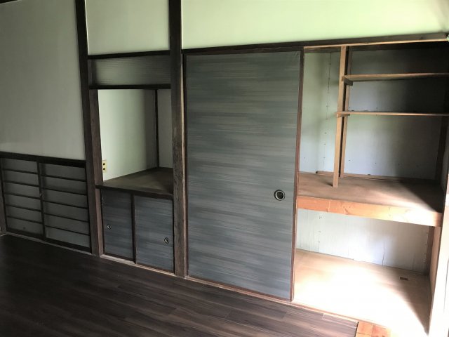 居室・リビング　収納たっぷりの洋室