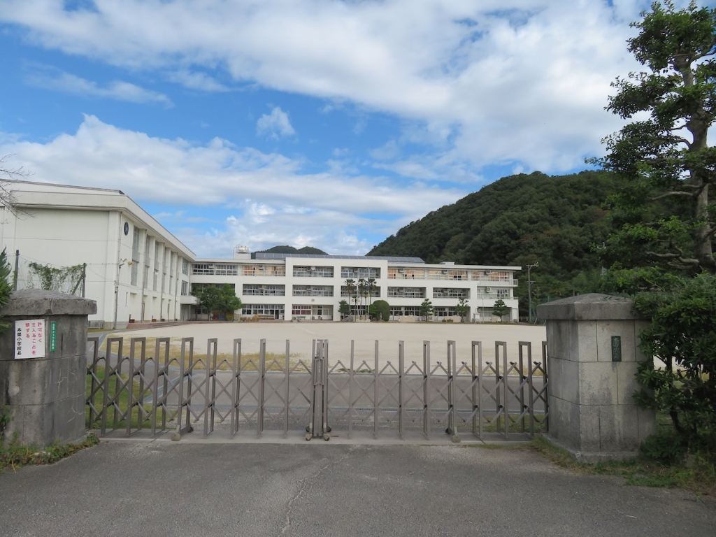 【グランブルージュの小学校】