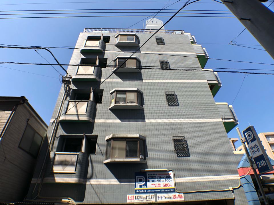 【上杉第８マンション中央の建物外観】