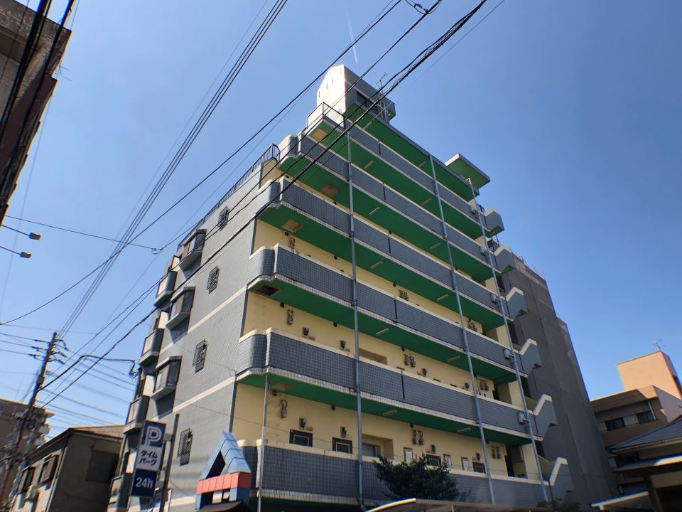 【上杉第８マンション中央の建物外観】