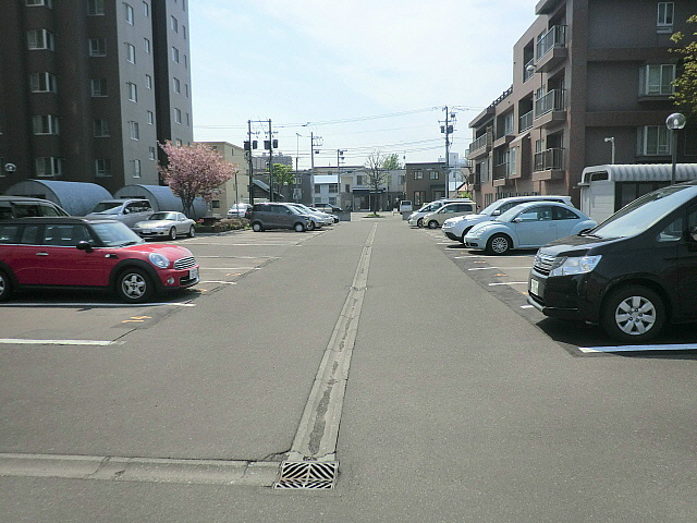 【札幌市東区北十六条東のマンションの駐車場】