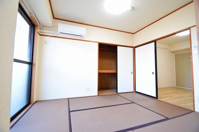 その他部屋・スペース　モダンなブラウンのカラー畳