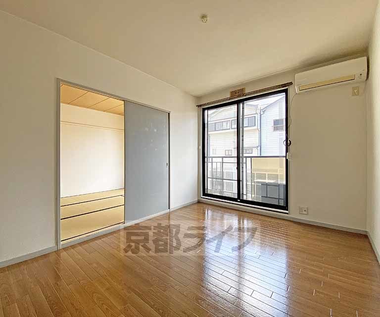 居室・リビング　自然豊かで閑静な住宅街の建物ですが、徒歩５分圏内にスー...