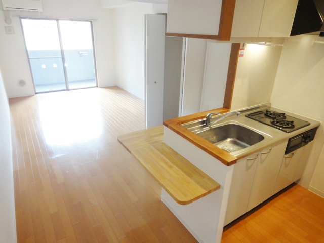 居室・リビング　同物件、別号室のものです。