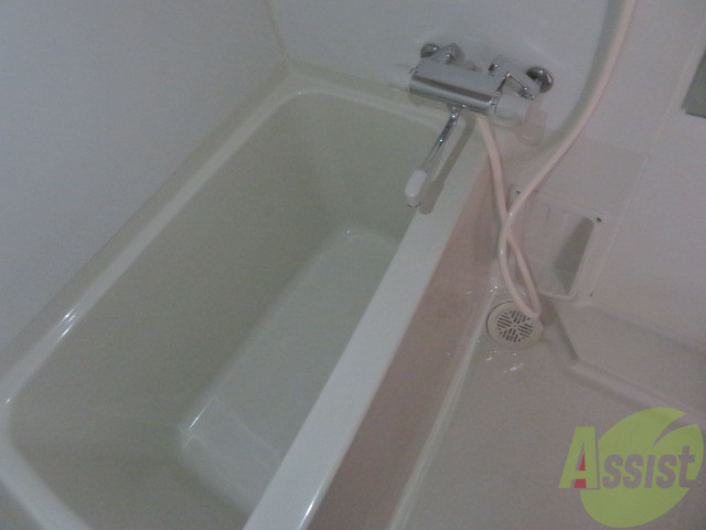 バス・シャワールーム　バスルームは狭すぎず、シャワーも浴びやすそうです。