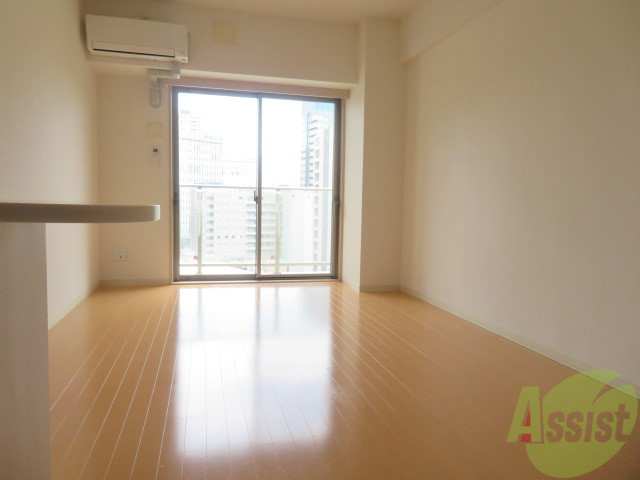 居室・リビング　１０．６帖の洋室です。広々として、きれいですね。