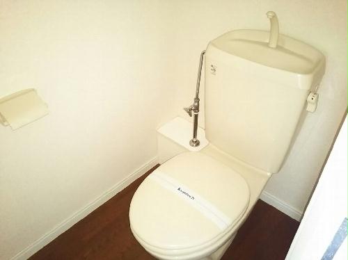 トイレ　同タイプの写真です。仕様が異なる場合があります。