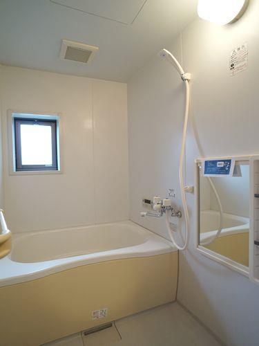 バス・シャワールーム　小窓があるので換気◎