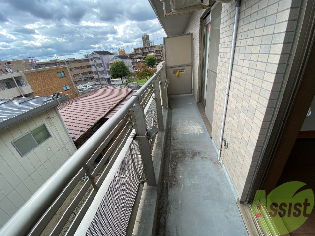 バルコニー　広いバルコニーです。洗濯物が干しやすいですね