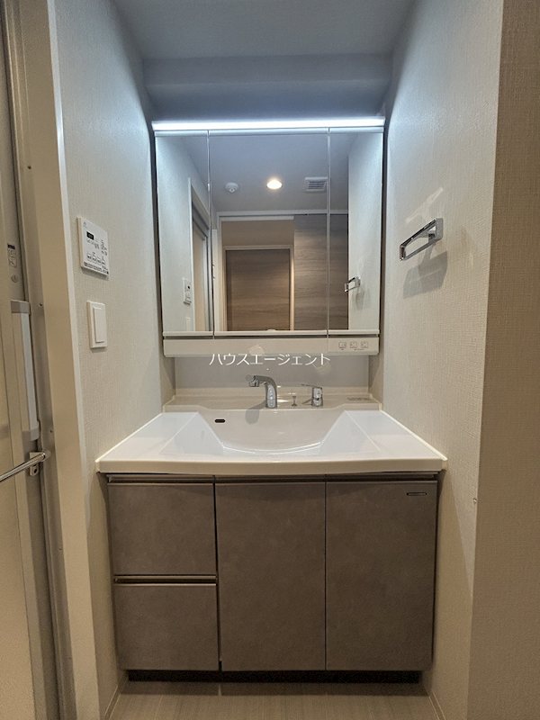 洗面設備　大きな鏡付のシャンプードレッサーです。