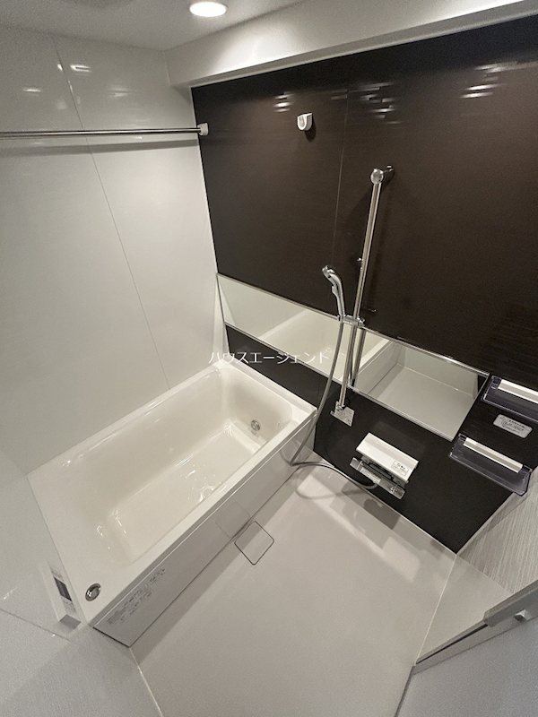 バス・シャワールーム　追い焚きや浴室乾燥機付きのきれいなお風呂です。