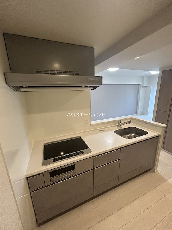キッチン　3口IHヒーターのシステムキッチンです。