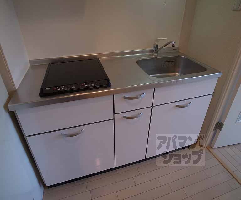 キッチン　白基調のシステムキッチンです。