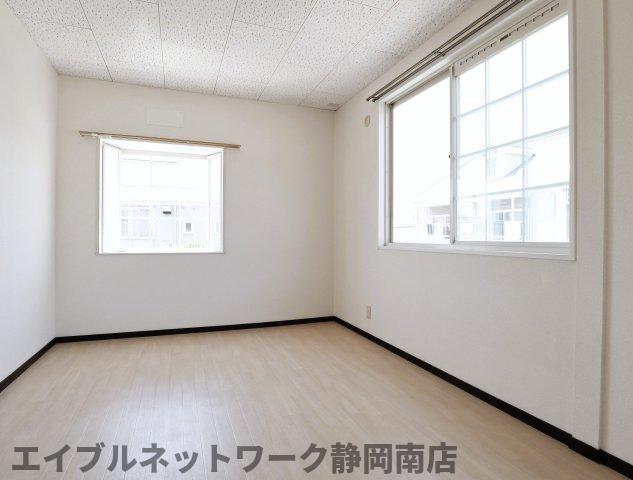 居室・リビング　こちらのリビングで趣味の時間をお楽しみください