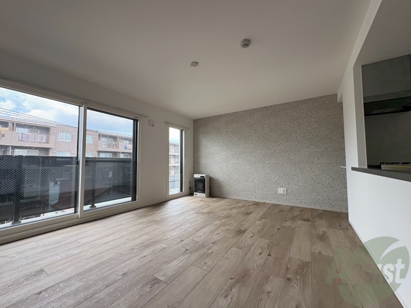 居室・リビング　フローリングや壁の色がお洒落な印象のリビングです。