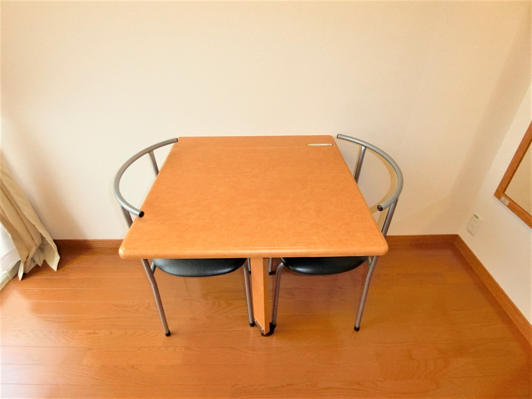 収納　★折り畳み式机とイス２脚です★